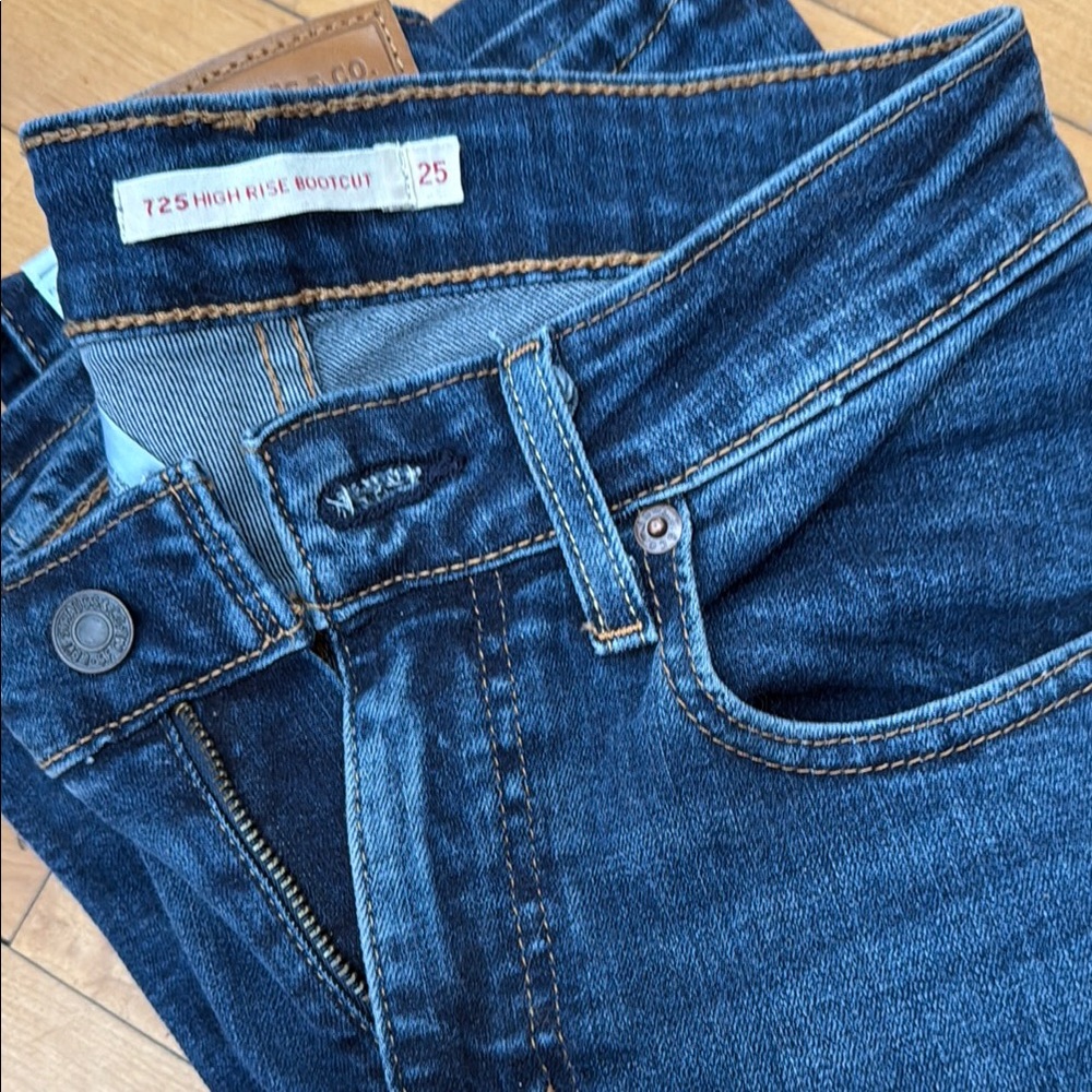 Levi’s High Rise Jeans - Picture 3 of 3